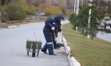 Guías, choferes y artesanos reciben ayuda municipal
