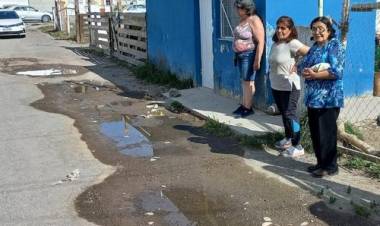 Preocupación en el barrio Las Piedras por desbordes cloacales